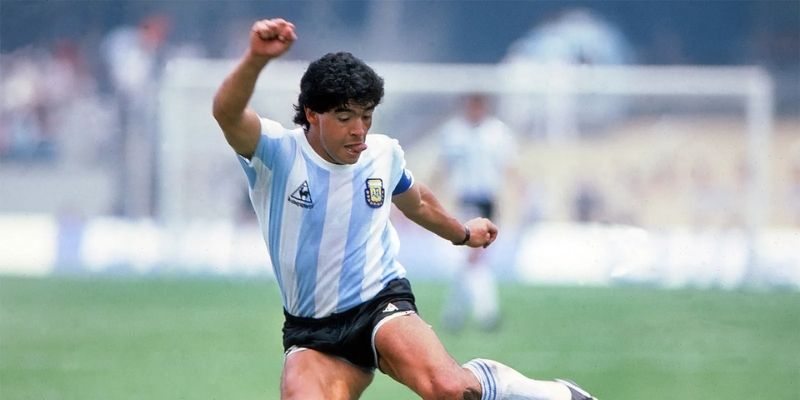 Diego Maradona - “cậu bé vàng” của nền bóng đá